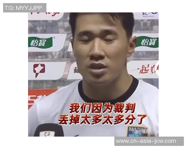 当足球意外击中裁判引发的争议与讨论 当足球意外击中裁判引发的争议与讨论