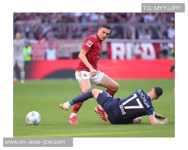 足球比赛中意外事件频发球员踢球误伤观众引发热议